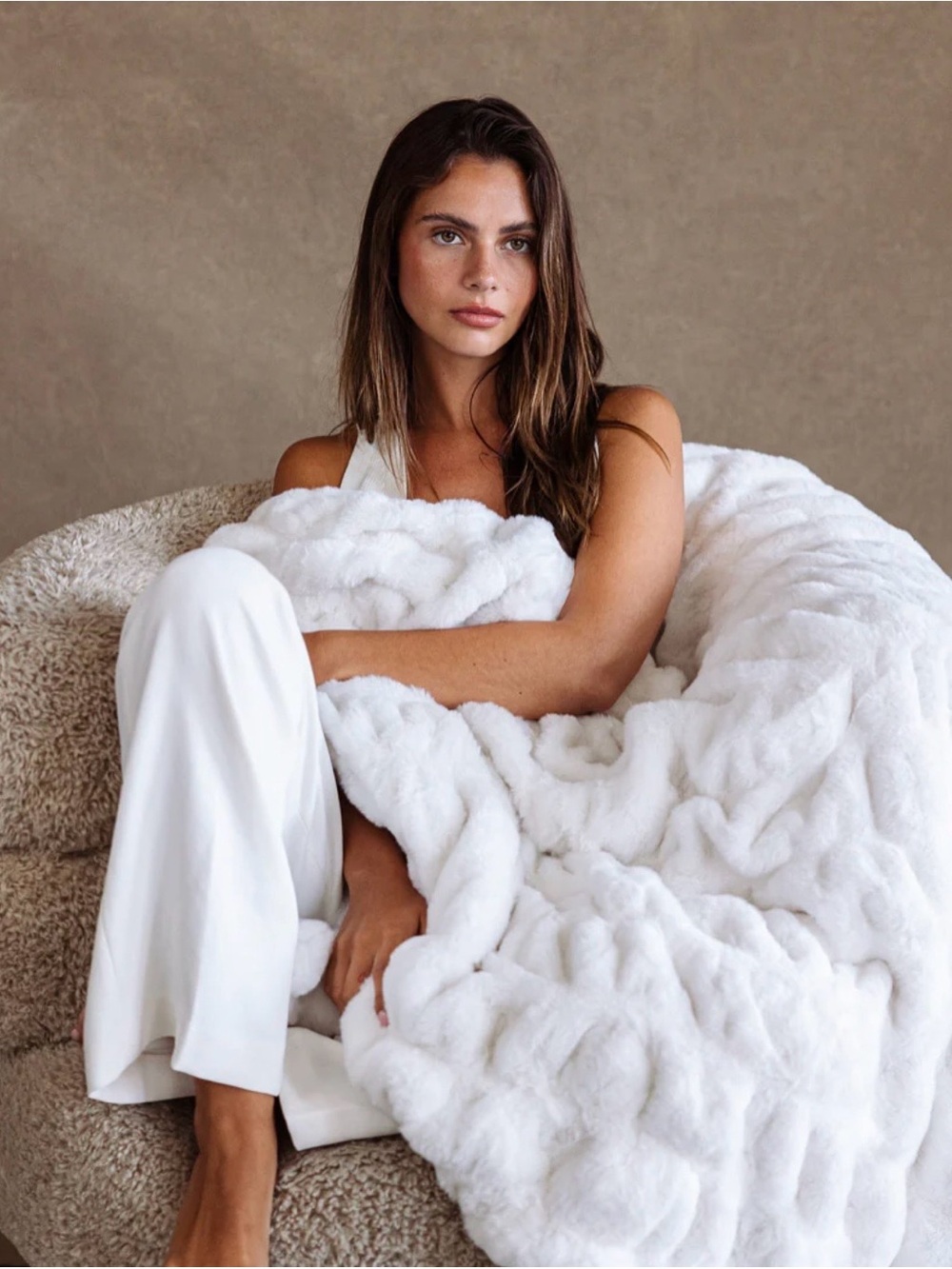 Lola Blankets/Creamy Cloud/Plush Throw/Blanket in White/Size L/NIB! NWT! SEALED.